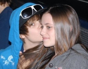Justin Bieber junto a su novia