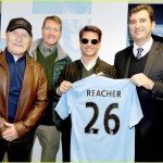 Tom-Cruise-Promoci¢nando-Jack-Reacher-en-el-Derby-de-Manchester-14